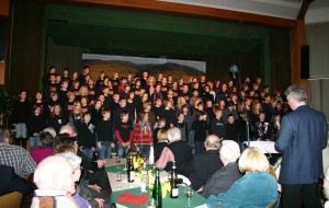 Kinder mit Chorleiter Helmut Bremm und einigen Zuschauern Kinder mit Chorleiter Helmut Bremm und einigen Zuschauern