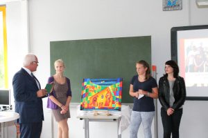 Luisa Justen, Lea Steffens und Luisa Lenartz stellen Herrn Bleser das Motiv für die Weihnachtskarten vor