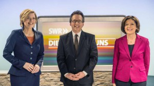 v.l n. r. Julia Klöckner (CDU) , Moderater Fritz Frey, Malu Dreyer (SPD)