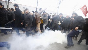 Die türkische Polizei muss mit Tränengas angreifen, um die Demonstrationen zu stoppen.